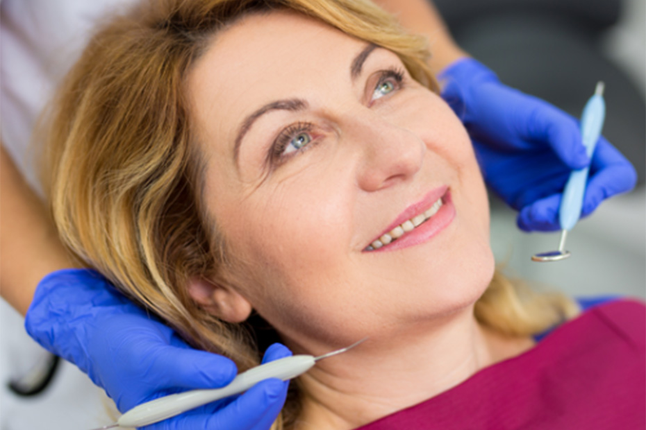Mujer en consulta dental con dentista