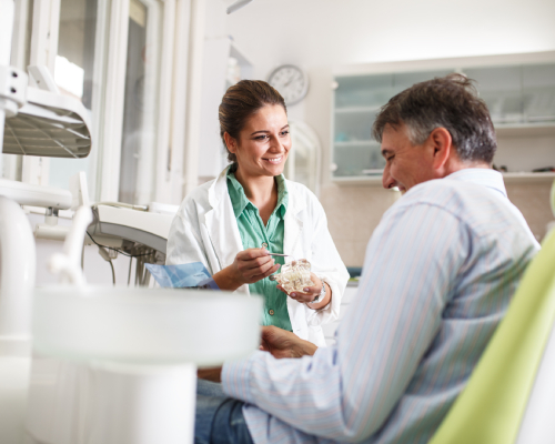 Dentista sonriendo con su paciente