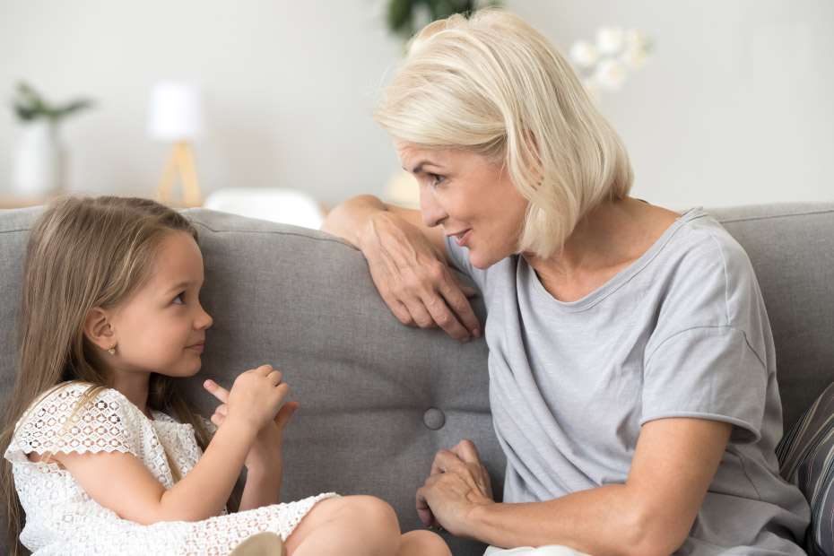 Abuela y nieta sentadas en la sala