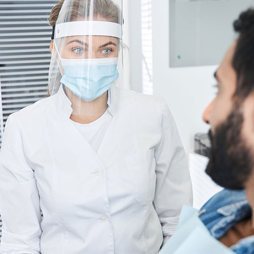 Doctora con mascarilla abatible