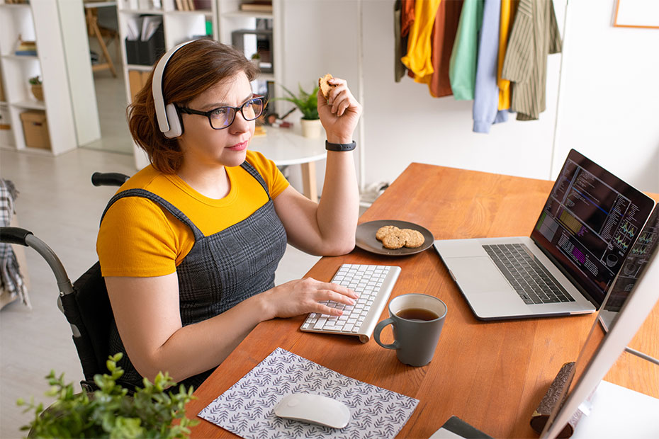 programadora joven sentada al fente de un escritorio