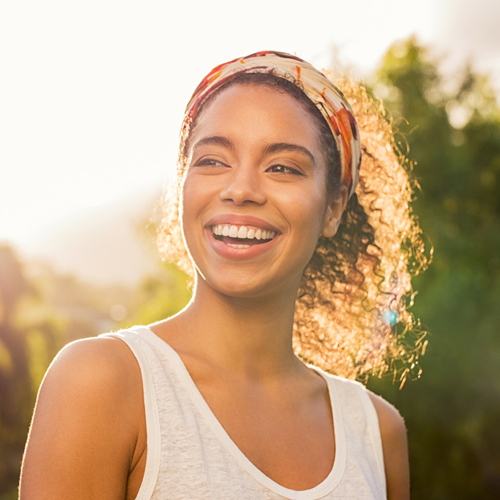 retrato mujer afroamericana hermosa sonriendo