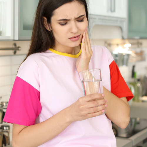 Mujer joven con dolor de muelas