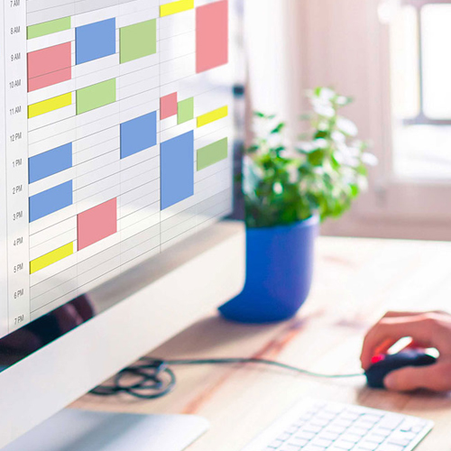 Calendario digital en monitor de computadora para organización de tareas y productividad laboral