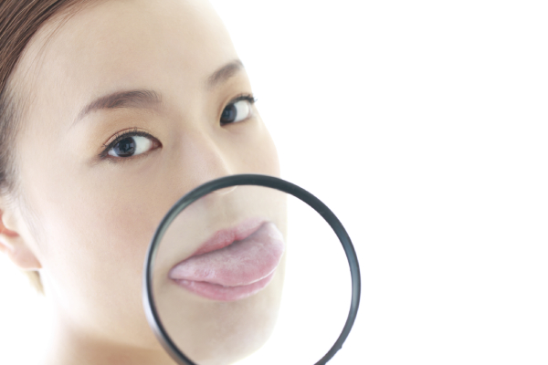 Mujer con lesiones bucales